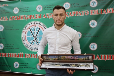 Иахьа, Аԥсадгьыл ахь архынҳәразы аҳәынҭқарратә еилакы ахыбраҿы имҩаԥысит Москва атурнир аҟны аиааира згаз Аԥснытәи апрофессионалтә боксиор Енвер Бзагәеи ажурналистцәеи реиԥылара