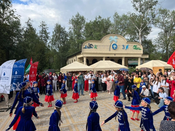 Ҧхынгәымза 23 рзы, Черқьесск ақалақь, акультуреи аҧсшьарҭеи ирызку абаҳча "Адгьылбжьаха иаҵәа" аҟны имҩаҧысит Абаза жәлар ркультура амш иазкыз аусмҩаҧгатә