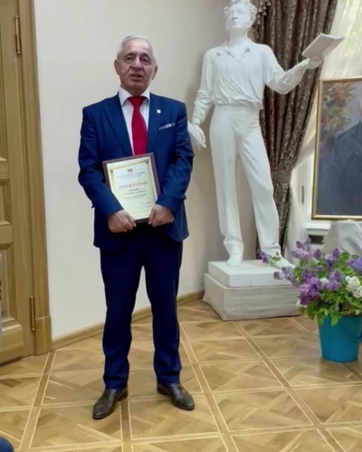 Олег Етлухов Жәларбжьаратәи алитературатә премиа далауреатхеит