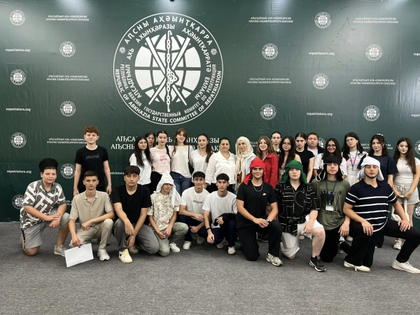 Учебно-методический центр языковых и образовательных инноваций «Аӡыхь» организовал встречу в формате открытого игрового урока по абхазскому языку для соотечественников