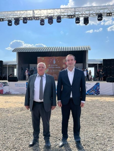 В текущие дни делегация Государственного комитета Республики Абхазия под руководством Вадима Харазия находится с официальным визитом в Карачаево-Черкесской Республике для участия в IX национальном культурно-спортивном фестивале «Абаза»