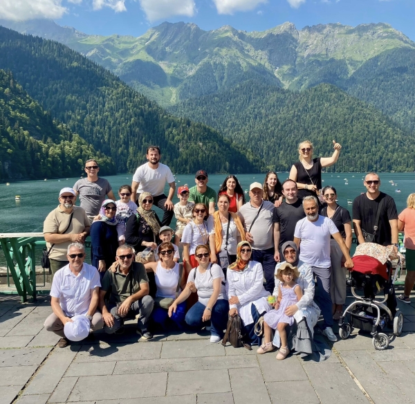 В рамках программы посещения исторической Родины студентами отделения абхазского языка и литературы факультета искусства университета г. Дюздже- Турецкой Республики делегация соотечественников посетила ключевые природные достопримечательности Абхазии