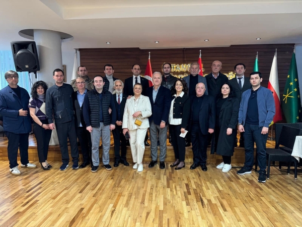 Аҧсадгьыл ахь ахынҳәразы аҳәынҭқарратә еилакы ахантәаҩы Вадим Ҳаразиа напхгара зиҭо Аҧснытәи аделегациа Ҭырқәтәылатәи Ареспубликаҟны русуратә ныҟәарақәа хыркәшауа, Сҭампыл ақалақь еиҿкаау Аҧсуа культуратә центр иаҭааит